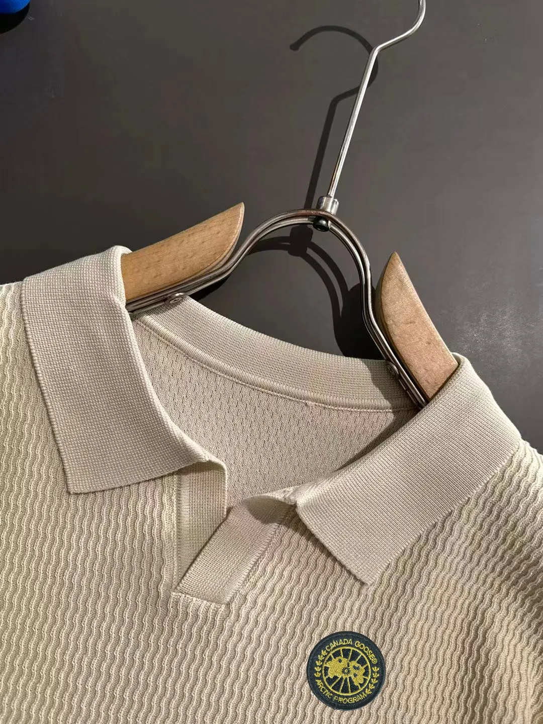 Next day shipment P300 High quality Big Goose 2025 new summer men's lapel short-sleeved knitted fabric Made of combed cotton yarn knitted cotton fabric, pure cotton high-weight special yarn, it feels full of weight when weighed, and the upper body is more textured than ordinary knitted fabrics. This texture can cope with the weather. Perfectly produced stitch by stitch according to the original version! Show nobility. Sizes: M to 3XL